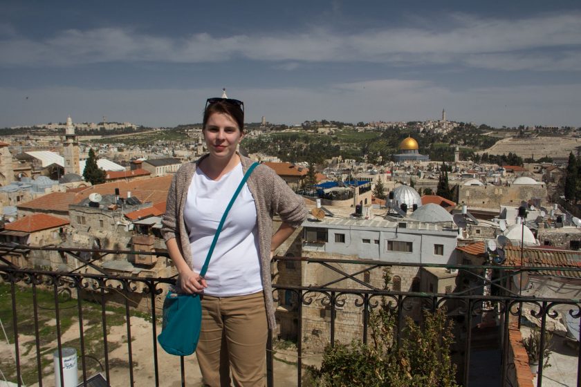 Stratená na balkóne jeruzalemského hostelu